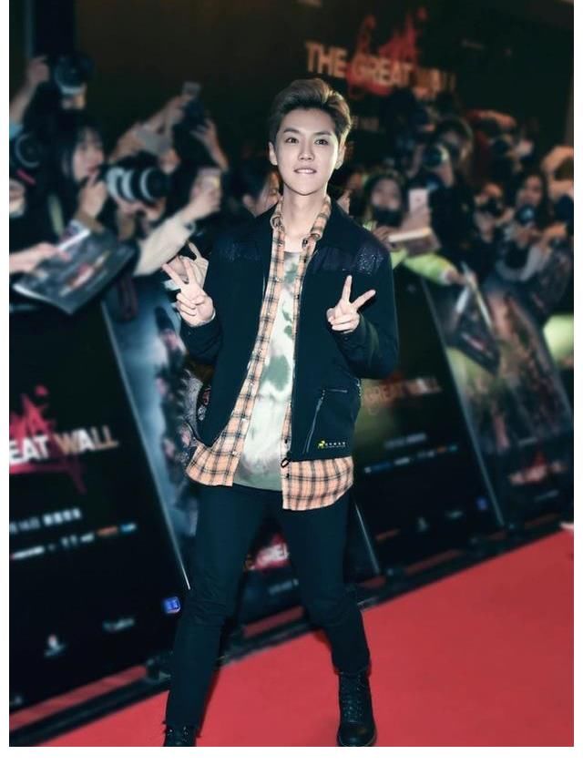 鹿晗被水误伤,表情引发关注,关键时候也不忘放下手上的羊肉串