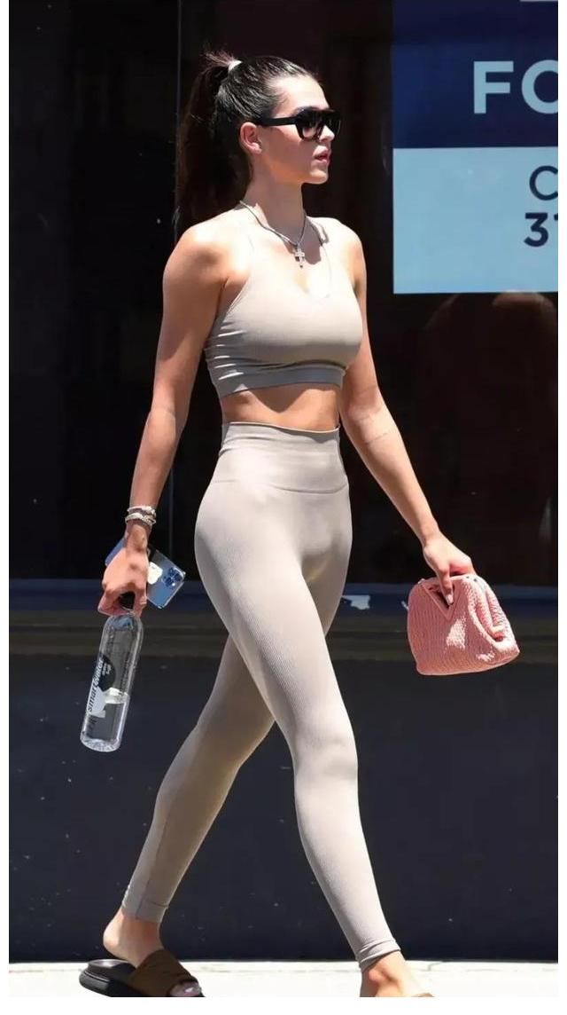 样貌|美女明星健身忙，一副墨镜增添了几分神秘感……