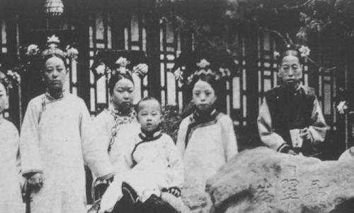 立刻|被特赦的溥仪去买烧饼,尝了一口立刻大呼:原来我被骗了二十年啊