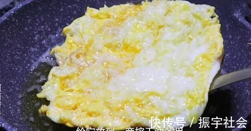 把鸡蛋整个倒进油锅里，瞬间变美食，许多人一直没有吃过，真解馋