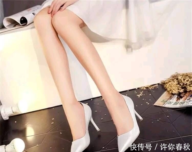 细跟鞋增强女性整体气质,修饰足尖造型,搭配出融合协调的感觉