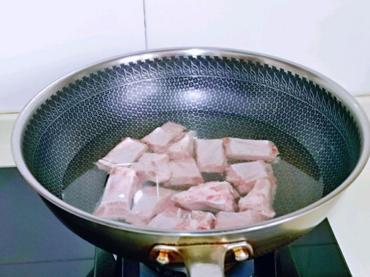 懒人版|懒人版排骨焖饭快速做法，米饭排骨蔬菜一锅端，吃一次就上瘾