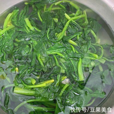 那一碗令人神往的凉拌菠菜