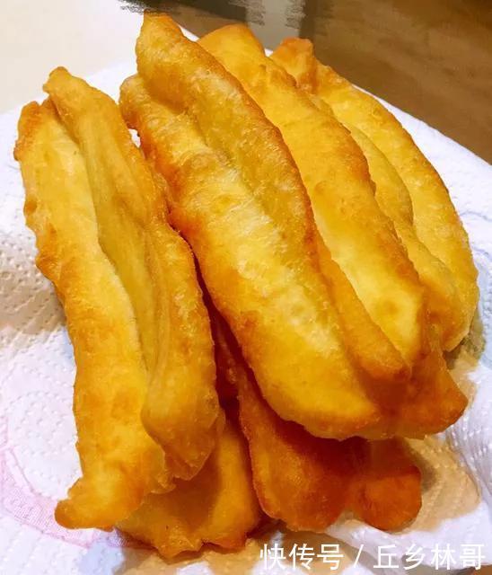 吃了半辈子油条,终于找到最正确的做法,只加一包它,根根都蓬松