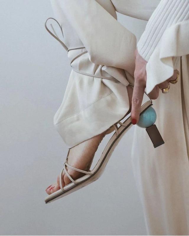 参考价格 翻了身的“土味凉鞋”,这次成了时髦精心中的C位