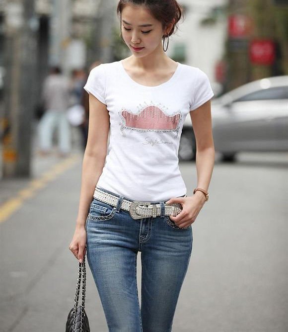 亲肤|美女街拍:牛仔裤小姐姐的搭配亲肤舒适,穿出纤细双腿曲线