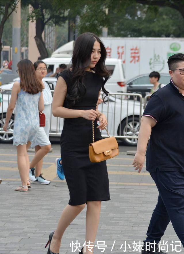 连衣裙|街拍:漆皮鱼嘴细高跟,10厘米的高度,搭配一款无袖连衣裙就很美