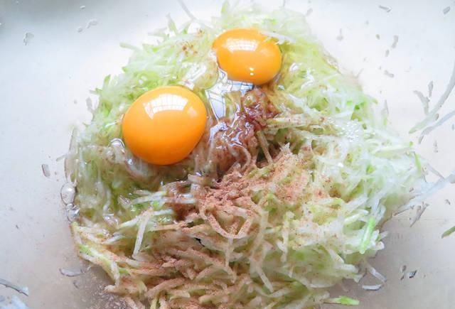 丸子|70岁的婆婆炸丸子,不光用萝卜还加它,炸好的丸子有独特的香味!