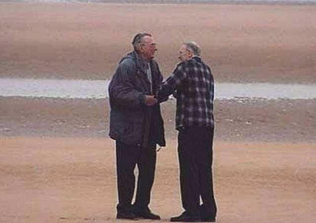 抱头痛哭|一人干掉一个团，9小时打光上万发子弹，最后和敌人抱头痛哭