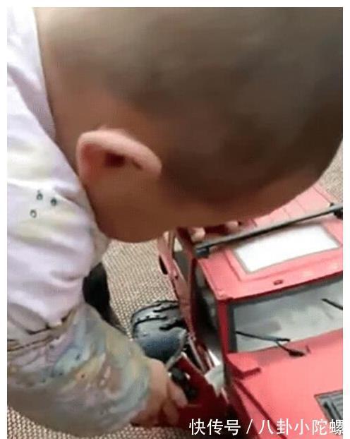 妈妈|宝宝想开玩具汽车,看到孩子操作妈妈笑喷,网友:开你老爸车去!