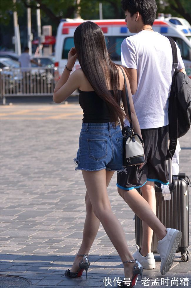 搭配 街拍美女:牛仔短裤,灰色尖头细跟鞋,身材娇小的女生搭出时尚美