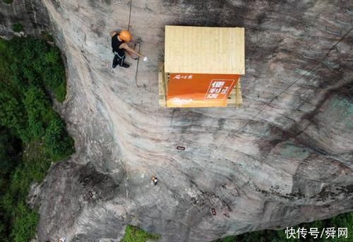 张家界|一对夫妻竟然住在悬崖边上，看着就心惊胆战