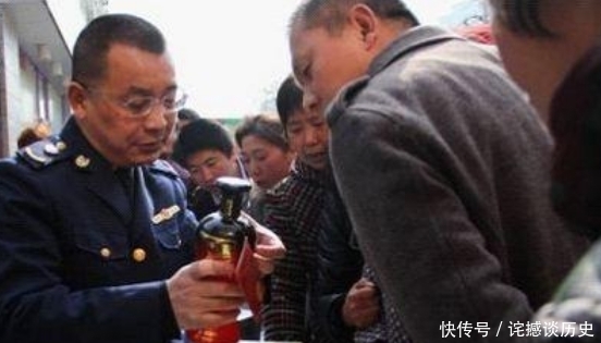 酒瓶|“真酒假酒”都已经在酒瓶上标好了？网友：再也不怕买到假酒了