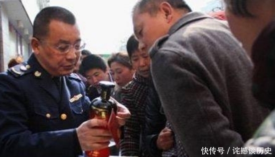 酒瓶|“真酒假酒”都已经在酒瓶上标好了?网友:再也不怕买到假酒了