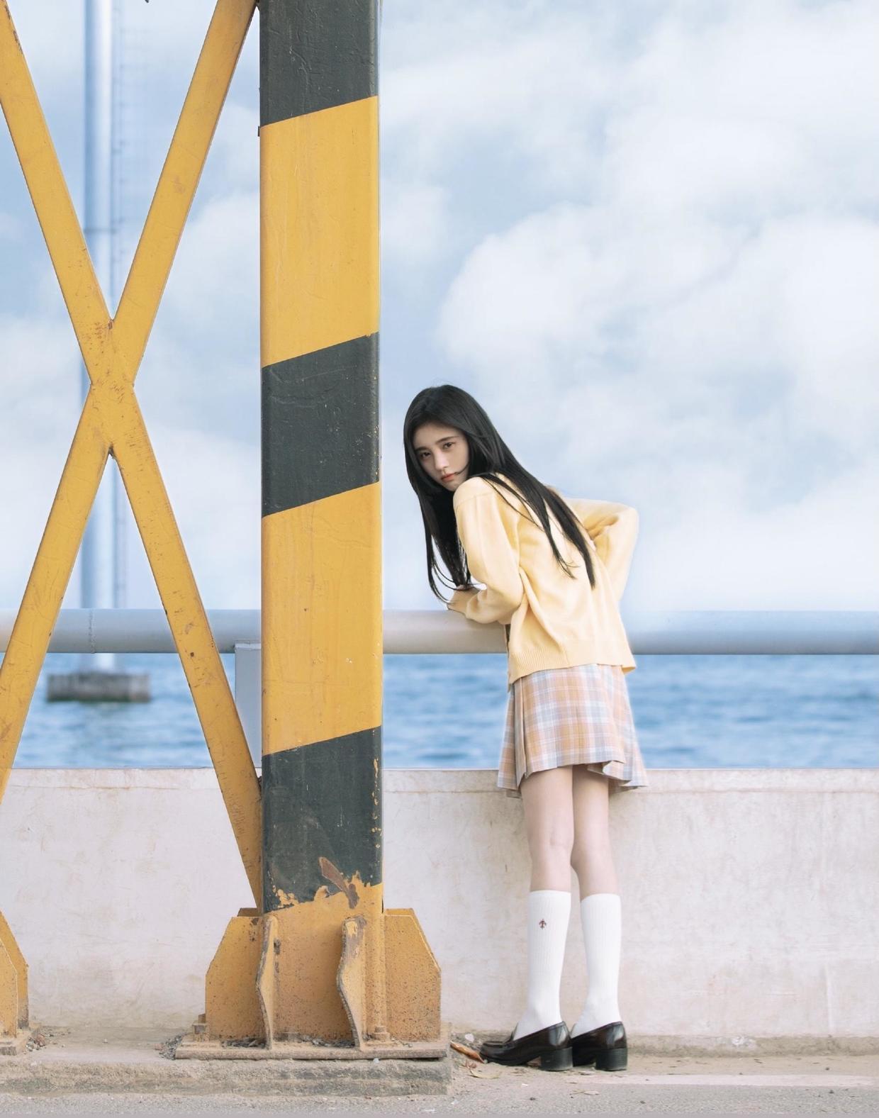 包臀裙|马蓉的夏季机场造型还挺潮流！针织衫搭配格纹半身裙，简约洋气