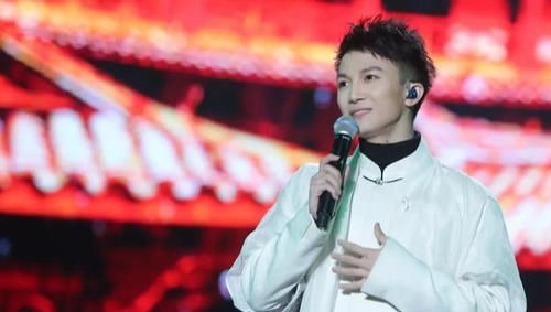 她是《好声音》最年轻冠军，因“另类”走红，才一年就沦为路人！