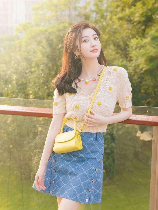 女孩子|秋季,针织衫配半身裙高级洋气,让你可咸可甜,秒变初恋女友模样