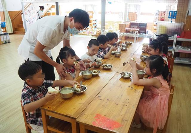 层出不穷|孩子在学校就绝对安全吗？校园问题层出不穷，家长做好这些保护他