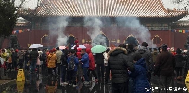 相片里面|游客用相机对寺庙佛像拍照后,看到相片里的影子,立刻就跪在佛像