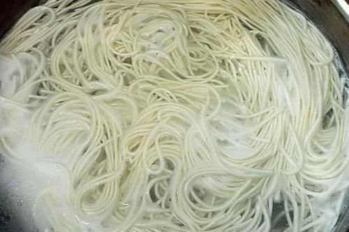 煮面条开水下锅就错了，这才是正确做法，爽滑劲道，没有硬芯