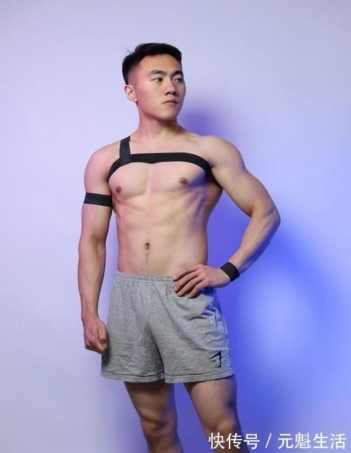 束身带|型男范十足的健身小哥哥,黑色束身带对于肌肉男来说,有效果吗?