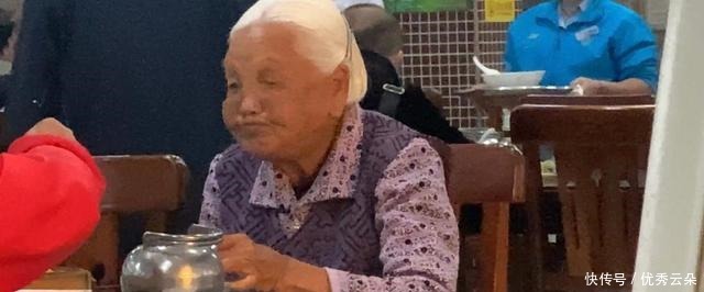 这个地方的人一整天都泡在“茶”里,原来喝茶不止为茶还有别的