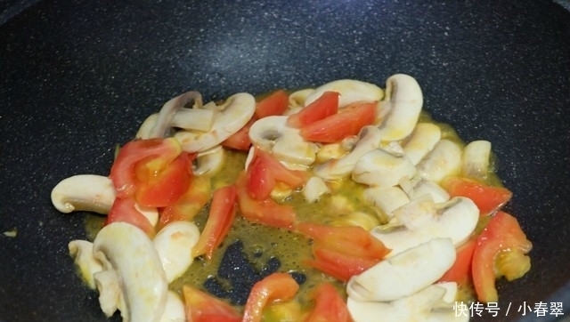 世上美食千千万,孩子最爱还是妈妈煮的面,比山珍海味都香