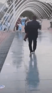 |搞笑GIF: 这要摔傻多少次,才能练成这样的技术呢