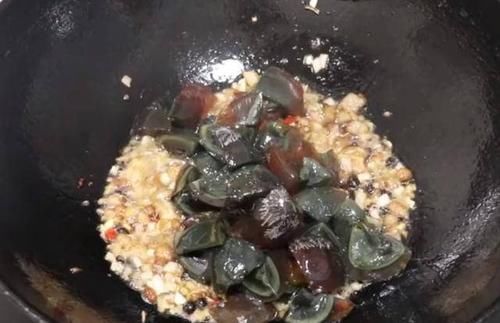 好吃|皮蛋这种做法很多人都没吃过,鲜嫩入味不腥,比凉拌皮蛋还好吃
