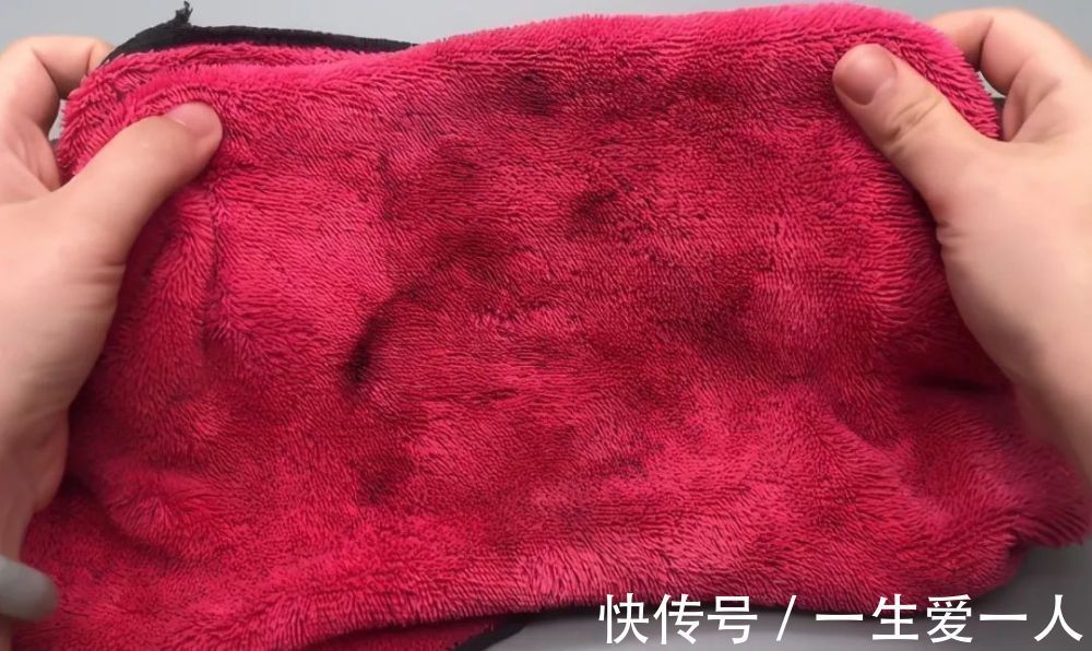 不管厨房抹布多脏多油,教你一招,不用搓洗,5分钟油污轻松洗净