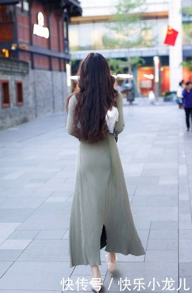 绿色针织修身连衣裙,俏皮可爱