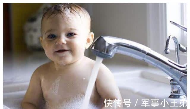 创口贴|冬天给娃洗澡“时机”要看好,避开3个时间点,洗得舒服还不感冒