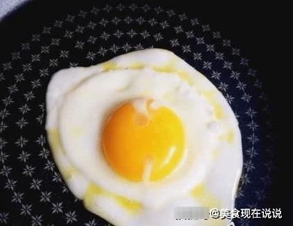 煎荷包蛋直接下锅就“废”了,难怪不圆嫩还粘锅,快学学正确做法