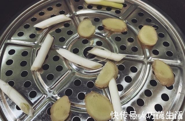 蒸螃蟹，冷水蒸还是热水蒸很多人做错，难怪掉蟹腿流蟹黄，还腥