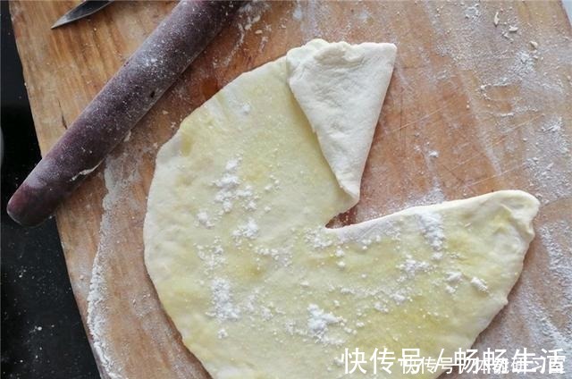 烙饼时，直接烙是大错特错！多做1步，饼柔软起层不发硬，特好吃