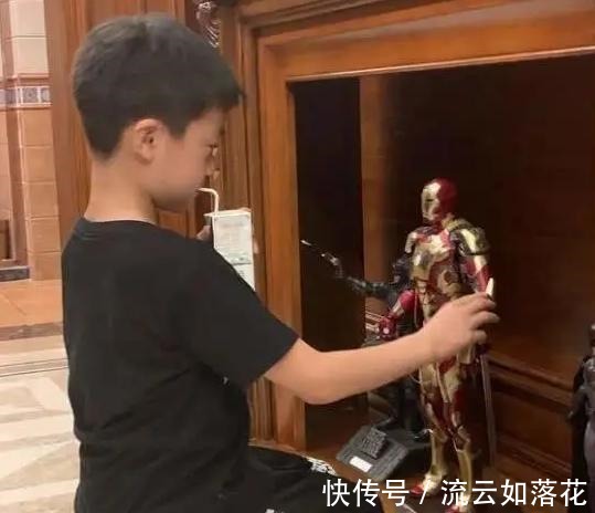 熊孩子|“一堆破塑料,你想讹钱”,熊孩子弄坏20万手办,父母拒不赔偿