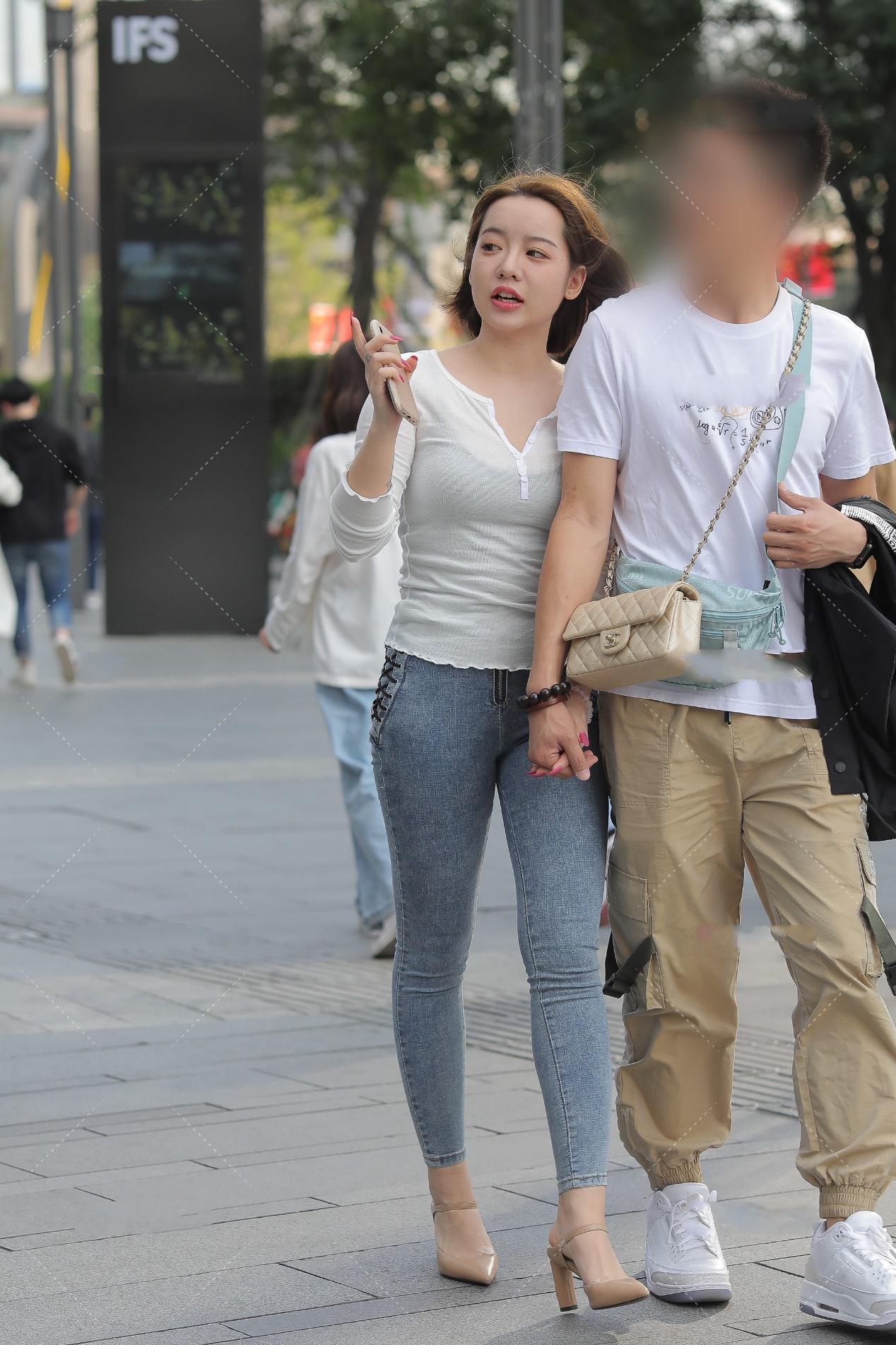 蓝色|简单的衣服搭配起来也很好看, 比如白色打底衫配蓝色牛仔裤