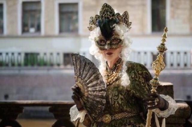 COSPL58岁阿姨玩COSPLAY,自制服装和道具,爱好不会被年龄限制