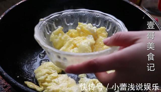 鸡蛋液|平菇里加2个鸡蛋,学会这样做,鲜香下饭又解馋,比吃肉还过瘾