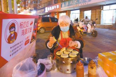 鸡蛋|洛阳一老人街头摆摊创业：自己挣钱，比跟别人张嘴要强