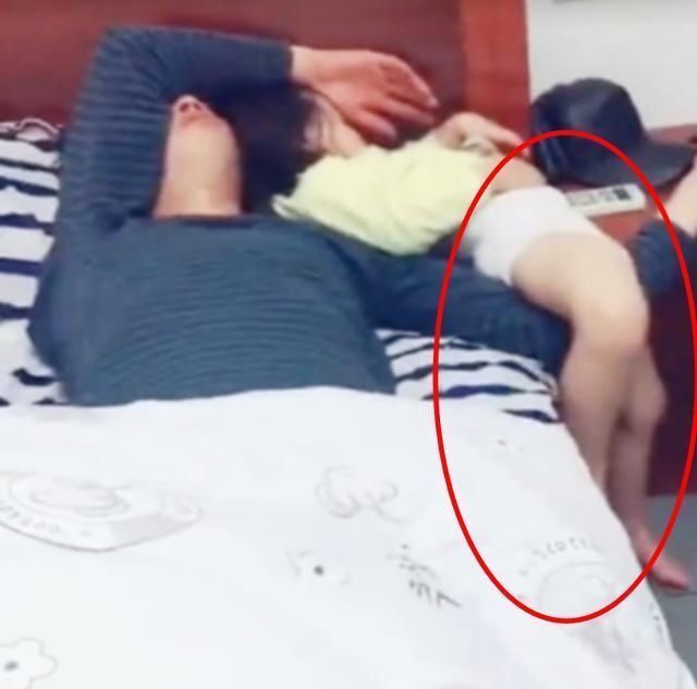 小玲|爸爸陪女儿睡觉,爷俩的睡姿让妈妈有点哭笑不得,网友:心太大了