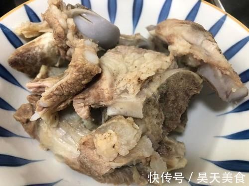 炖骨头汤,牢记“2不放”,骨汤浓白鲜美,味道香还无腥味