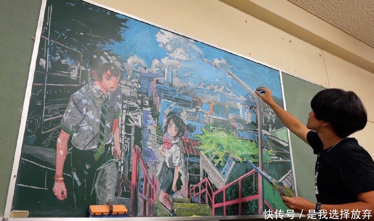 美术老师|老师手绘黑板报,各种动漫角色手到擒来,网友:我怎么就没遇到?