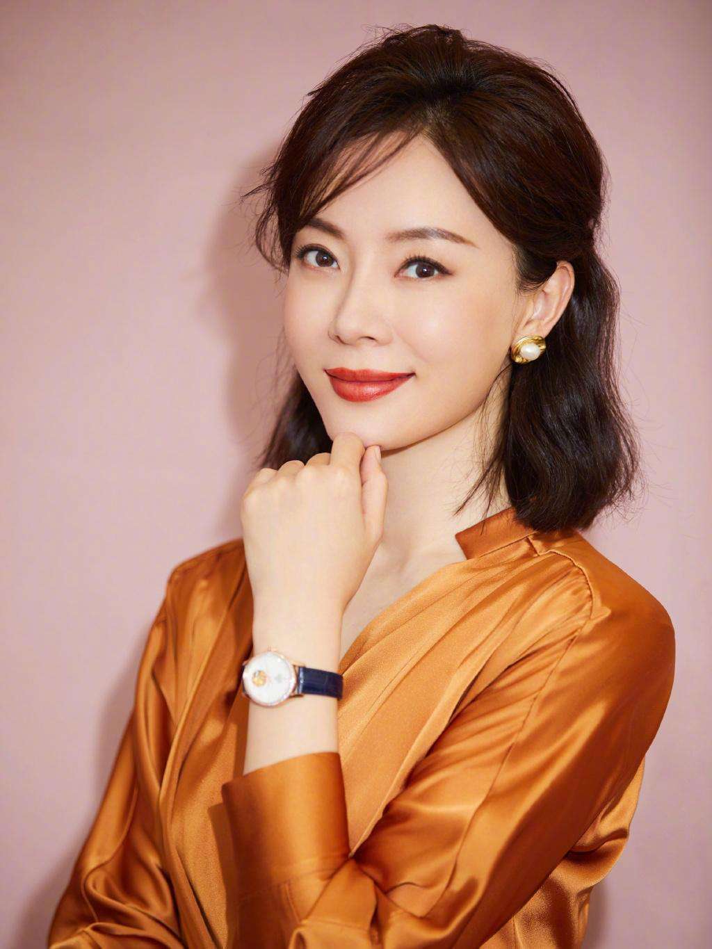 大幂幂 女人40别总披头散发,很显老,试试这4款发型,气质好到让人羡慕