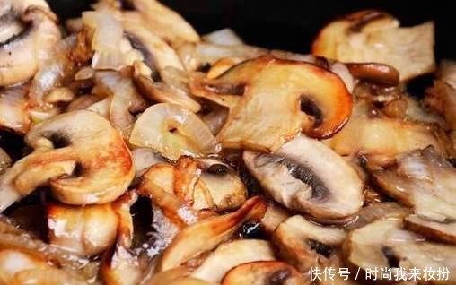 炒香菇时,有人焯水,有人直接炒,分享正确方法,香菇鲜香又入味
