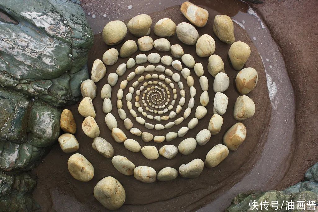 陆地|堆石头的艺术家又来了,最新作品艺术感更强,治愈强迫症