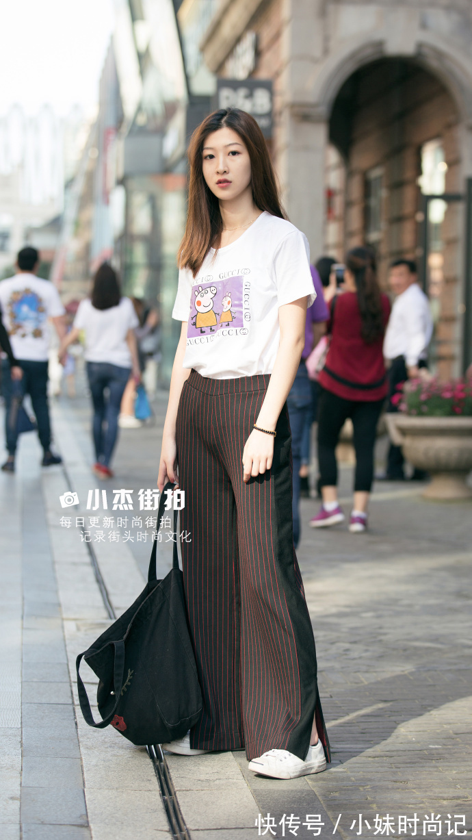 街拍|武汉街拍,白T恤搭配条纹阔腿裤,简约随意又百搭