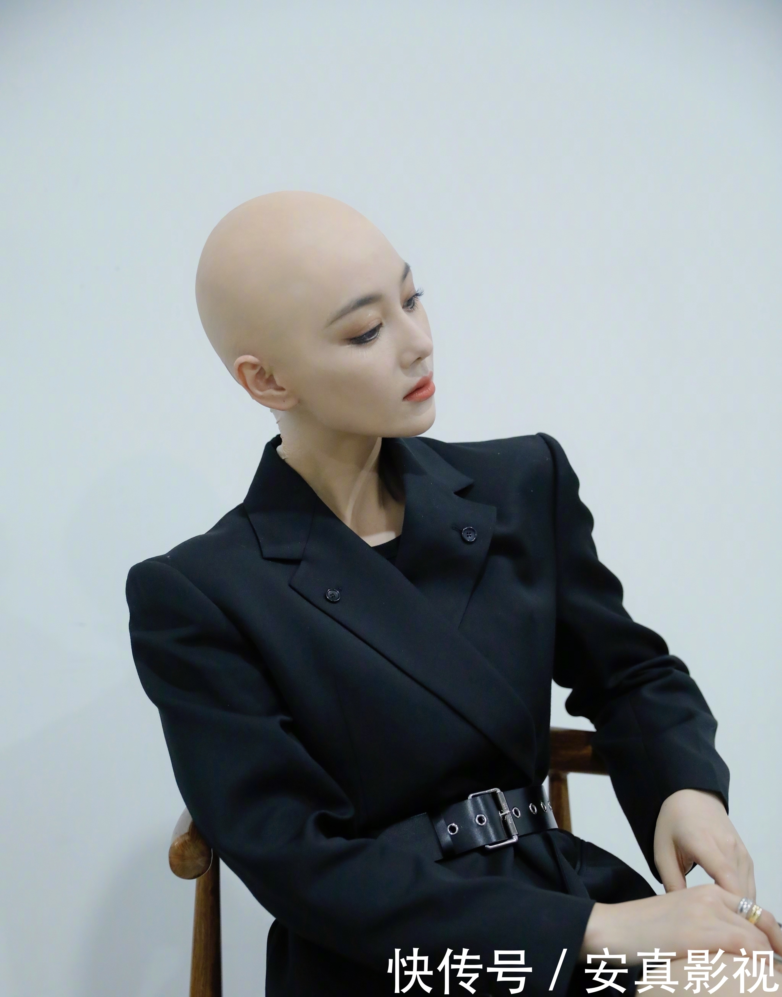 徐璐黑色吊带裙：极简风格中的性感魅力谁说精约就不能冷艳？