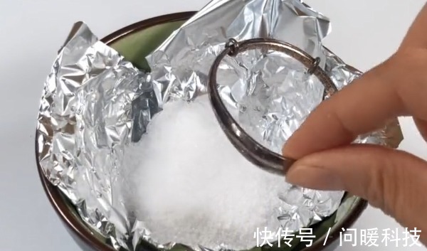 锡箔 银手镯发黑,切记别再用牙膏洗,简单“泡一泡”,立马光亮如新!