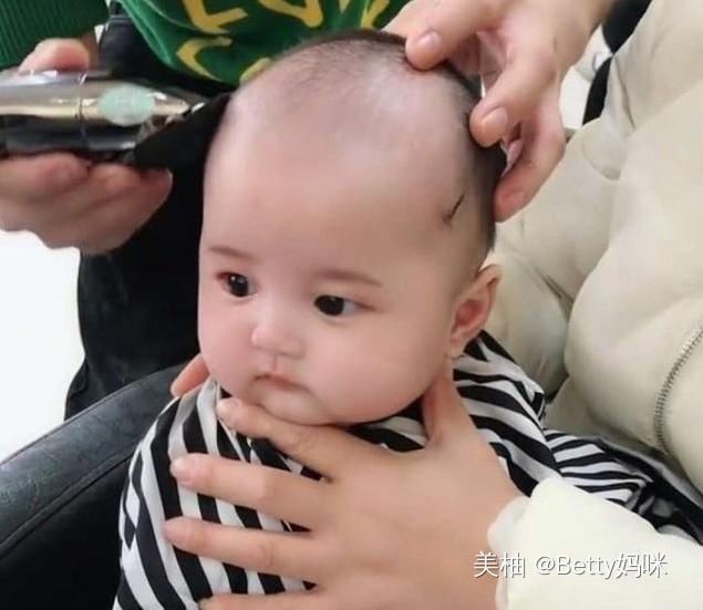孩子|妈妈带宝宝孩子去理发，乖巧模样太可爱，网友：长大可以靠脸吃饭